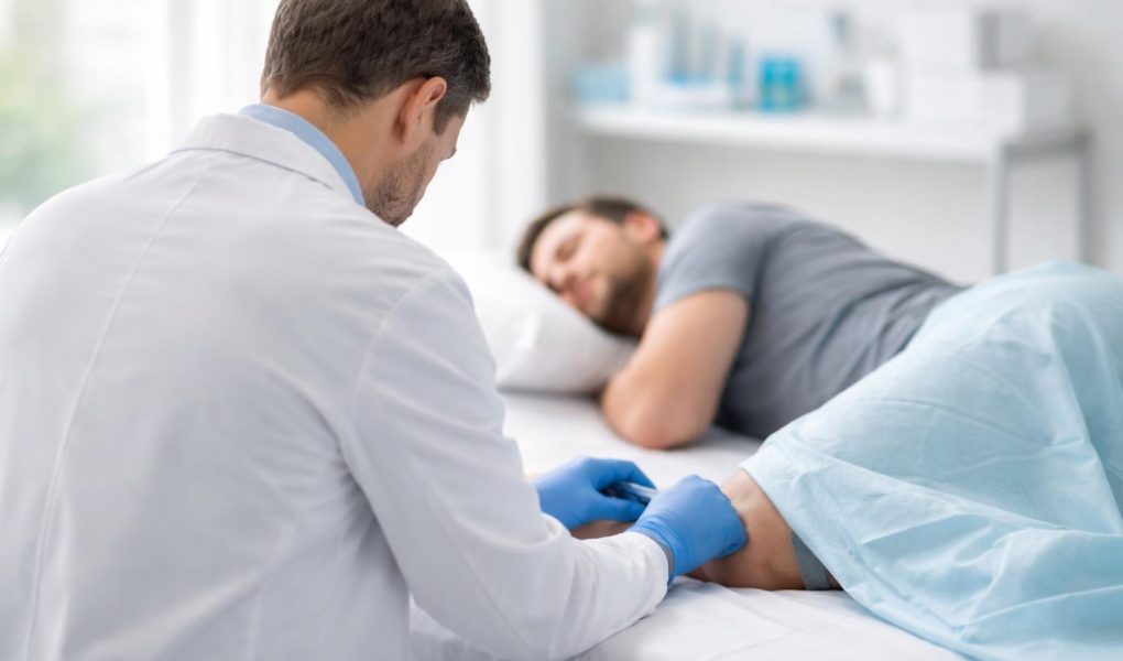 medecin-blouse-procedure-medicale-salle-examen