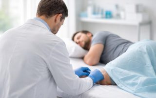 medecin-blouse-procedure-medicale-salle-examen