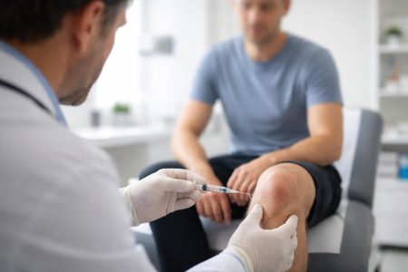 medecin-seringue-infiltration-genou