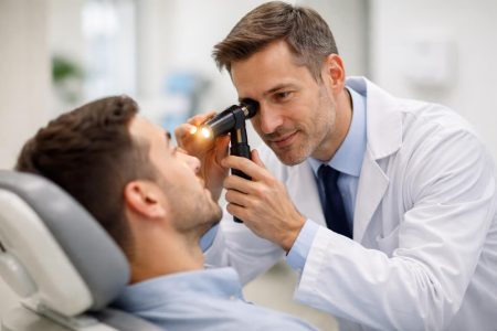 medecin-examen-ophtalmologique-patient-chaise