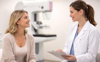femme-technicienne-mammographie-salle-medicale