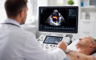 medecin-echographie-coeur-salle-examen