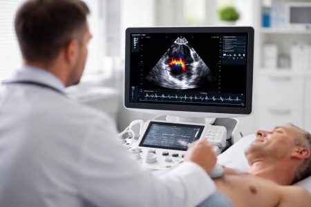 medecin-echographie-coeur-salle-examen